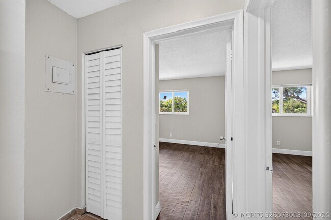 Building Photo - 1007 PROSPECT 205