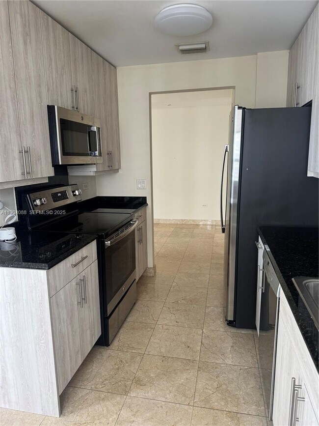 Building Photo - 801 Brickell Key Blvd