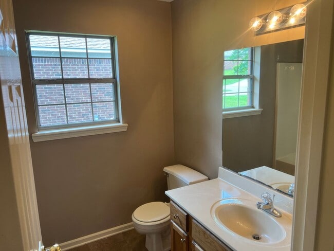 Building Photo - 3 Bed 2 Bath Home
