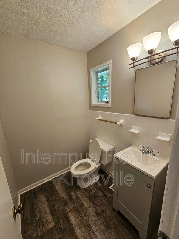 Building Photo - 2000 Nandina Dr