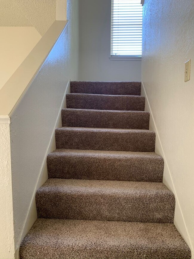 Building Photo - 2 bed 1.5 bath with a 2-car garage in Rocklin