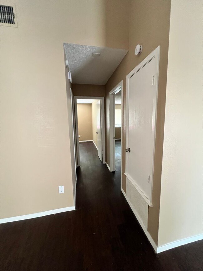 Building Photo - 9706 Eastwend Dr