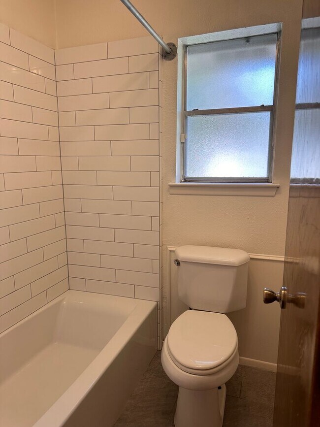 Building Photo - 3 Bedroom 2 Bath 2 Car Garage in Arlington - Excellent Location