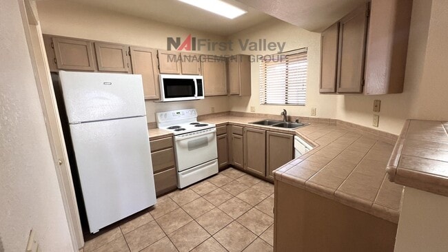 Building Photo - 2 Bedrooms, 2 Baths