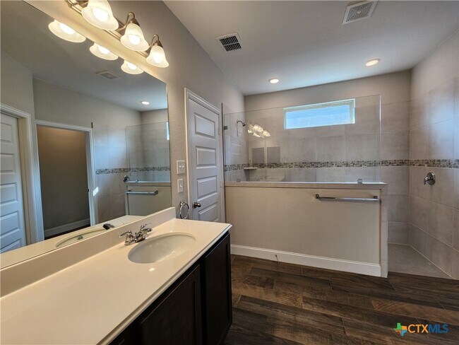 Building Photo - 1324 Spring Row St