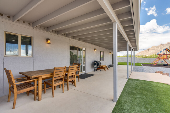 Building Photo - 6842 N Camino de las Brisas