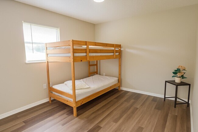 Building Photo - 6208 Pinewood Village Cir W