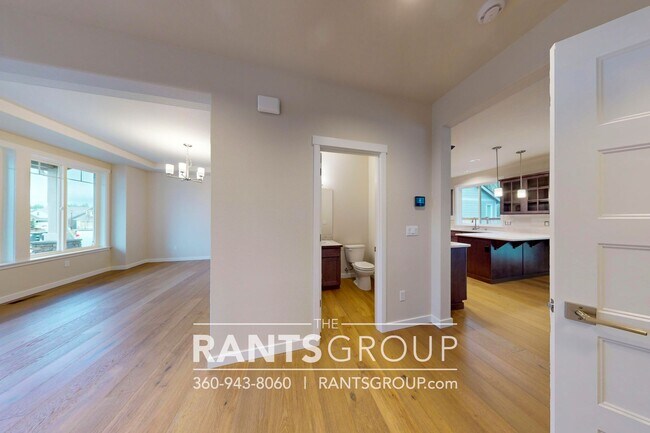 Building Photo - Beautiful Home! Easy JBLM Commute!