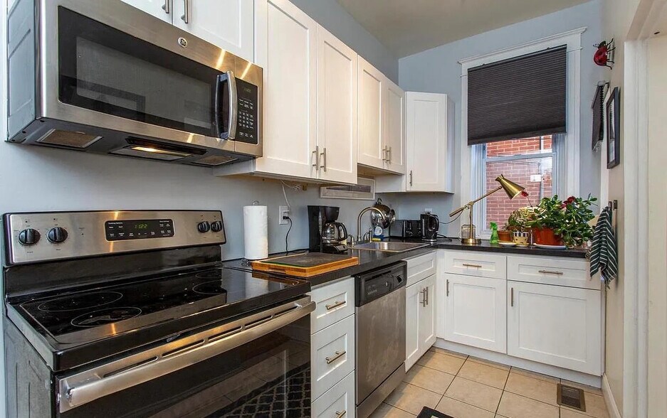 Building Photo - 922 S 49th St