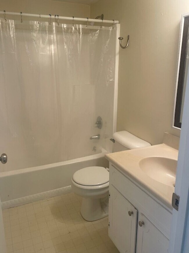 Building Photo - Upper unit condo in Winston-Salem