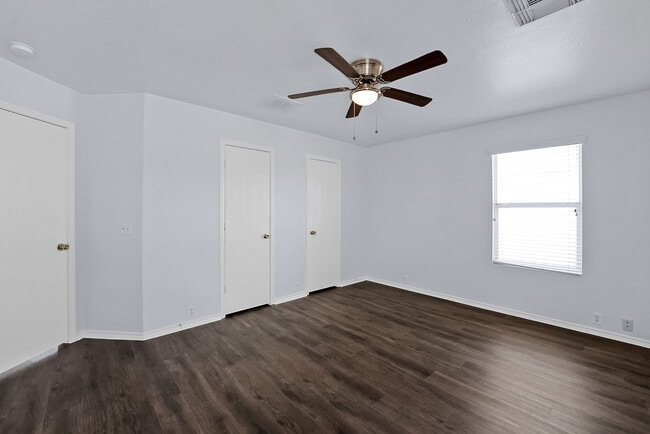 Building Photo - 6011 Midcrown Dr E