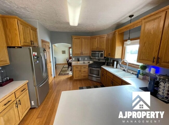 Building Photo - 3105 S Dawley Cir