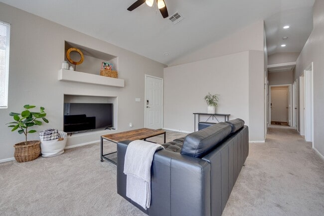 Building Photo - Charming Single-Story Home Near Silverado ...