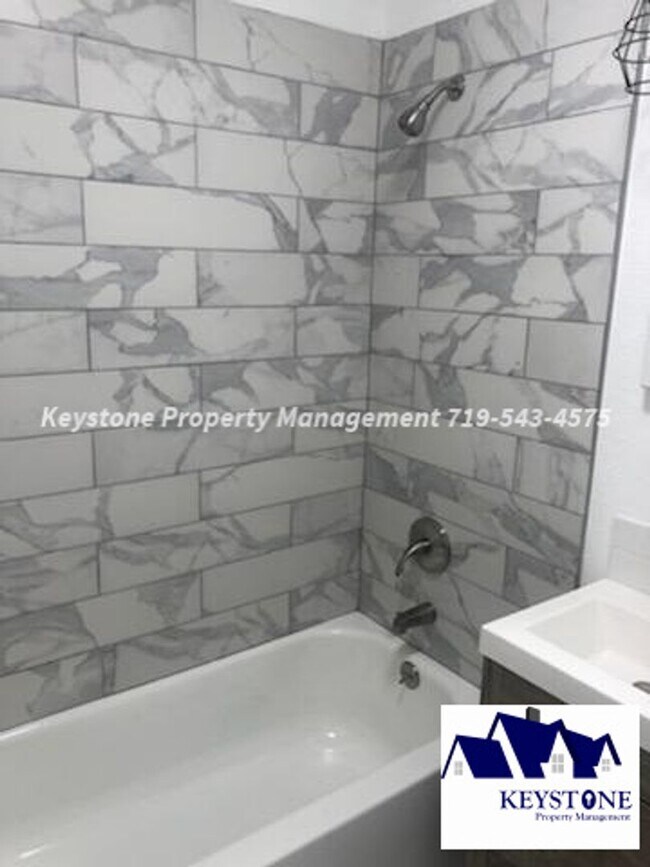 Building Photo - Pet Friendly North Side Home 2 Bedroom/1 Bathroom/1 Car Garage $1350/$1350