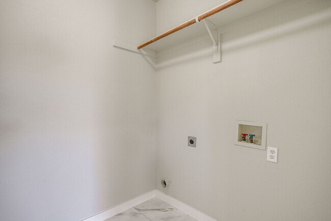 Building Photo - Spacious 4 Bed- 2.5 Bath Rental in the Des...