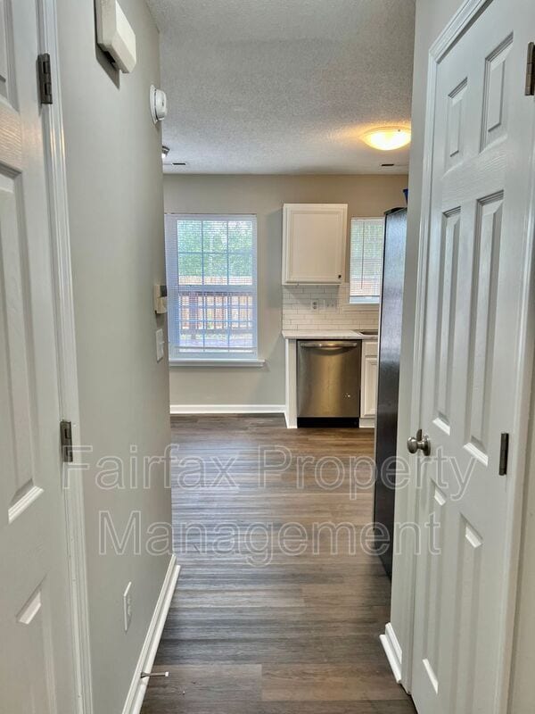 Building Photo - 201 Ridge Lake Dr