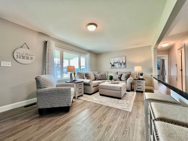 Building Photo - Newly remodeled, furnished home Trenton, Ohio