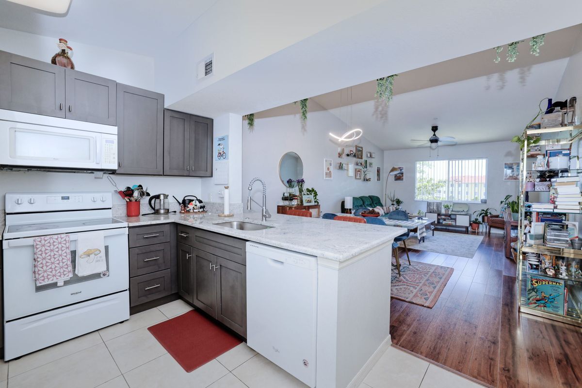 Building Photo - 8294 Key Royal Cir