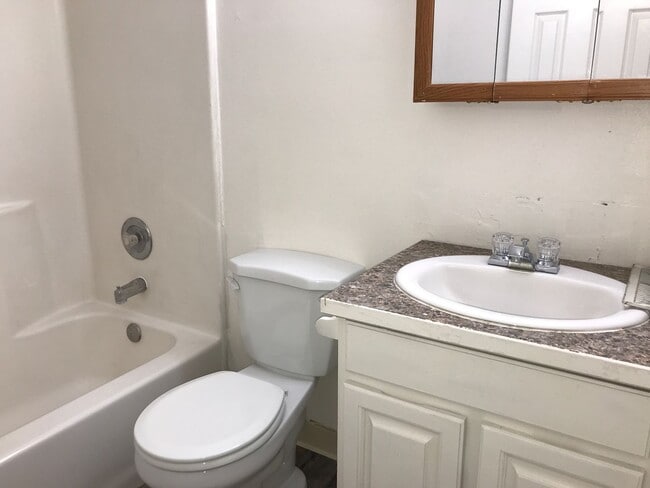 Building Photo - 3 bedroom 2 bath Duplex For Rent!