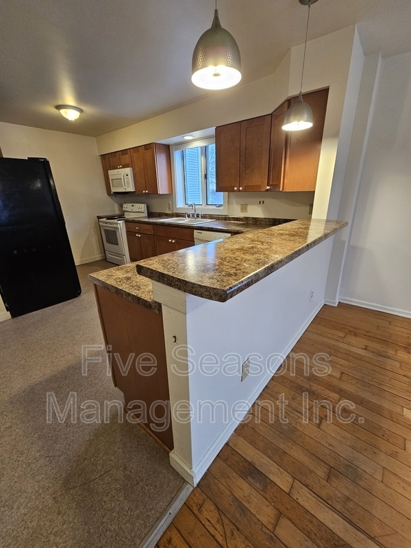 Building Photo - 432 Colchester Ave