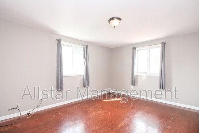 Building Photo - 404 E 215th St