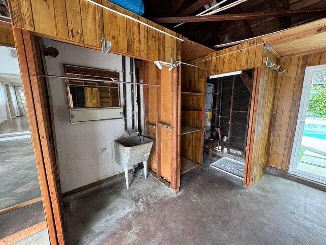 Building Photo - Beautiful 3 bedroom 2 bath Pool Home...  this one is a SHOW STOPPER