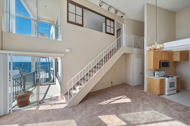 Building Photo - 565 Esplanade