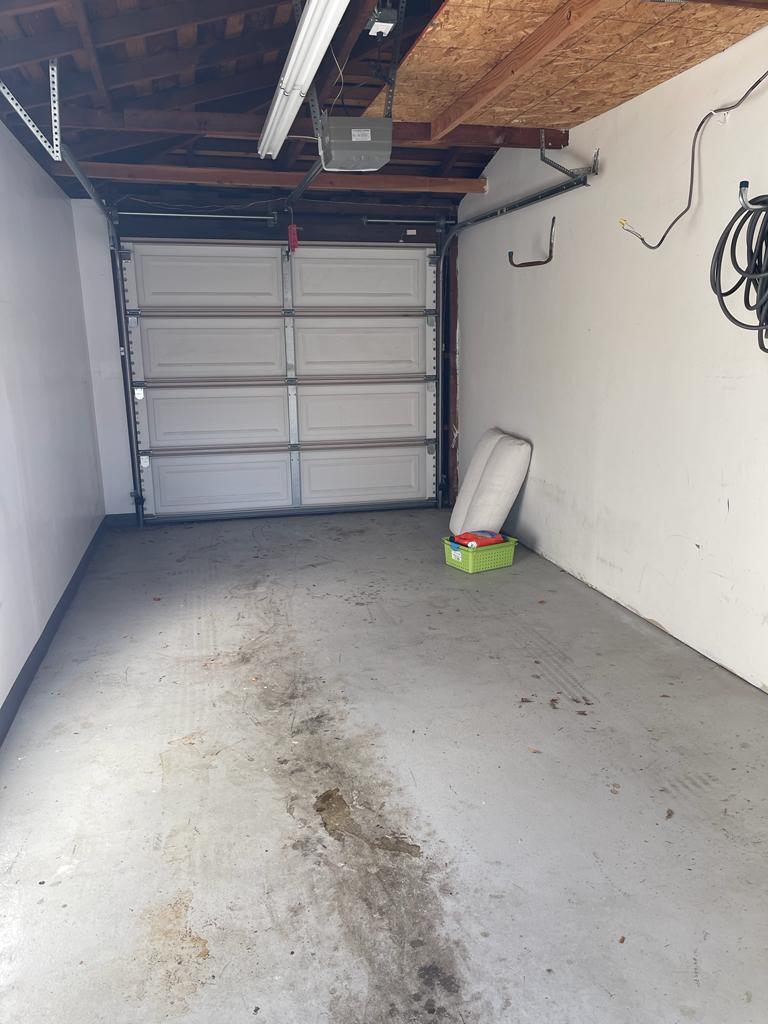 garage - 442 N Hollywood Way