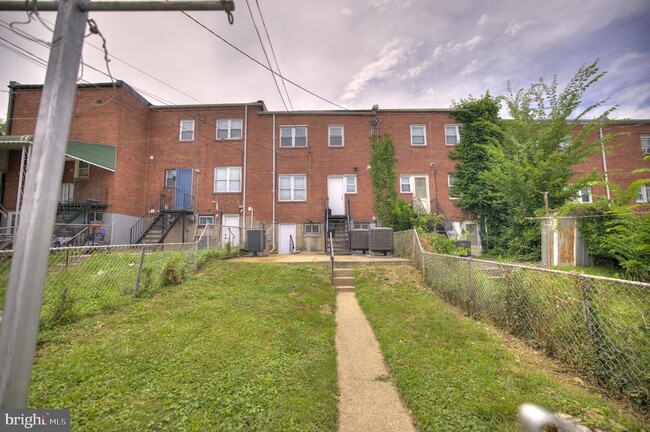 Building Photo - 1405 N Decker Ave