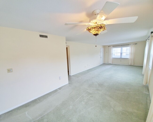 Building Photo - 2 Bedroom 1 Bath Second Floor Condo in St....