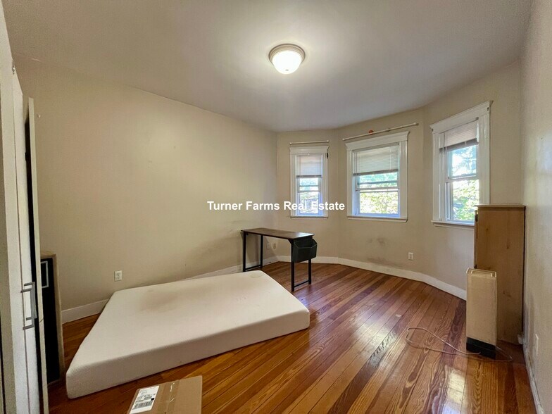 Building Photo - 49 Beech Glen St