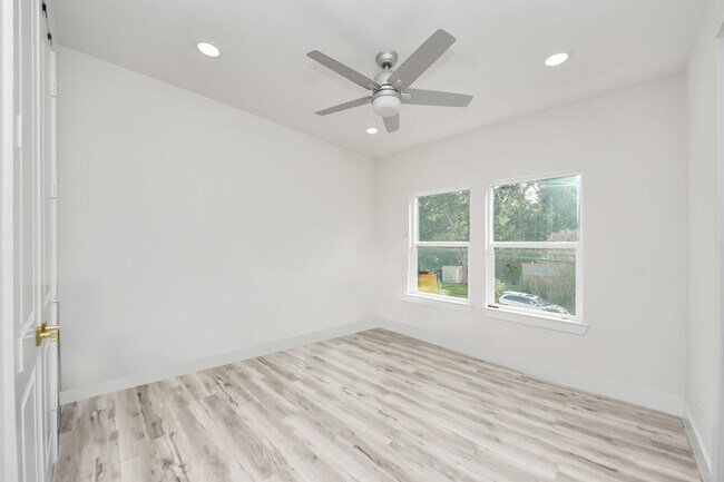Building Photo - 6549 Sealey St