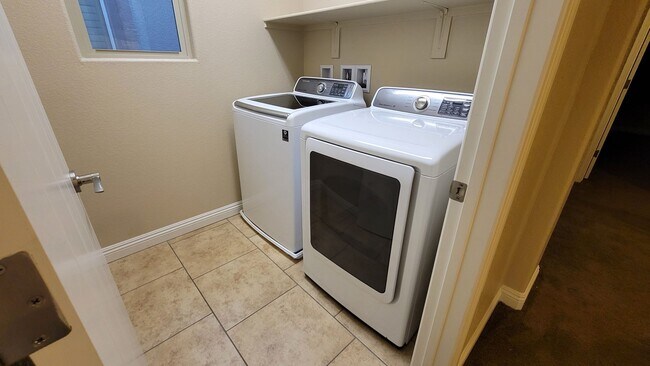 Building Photo - SW BEAUTY!!!   215/RUSSELL AREA