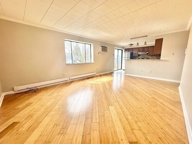 Interior Photo - FIFTH ST-231/233 -- 206