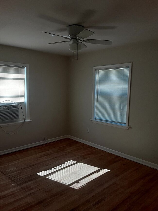 Building Photo - Charming 2/1 Single Family Home with large...
