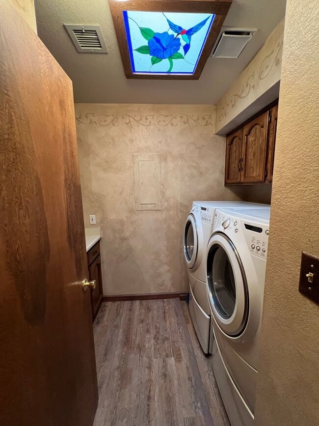 Building Photo - FURNISHED 3 BEDROOM HOME IN TOWN WITH POOL ACCESS!