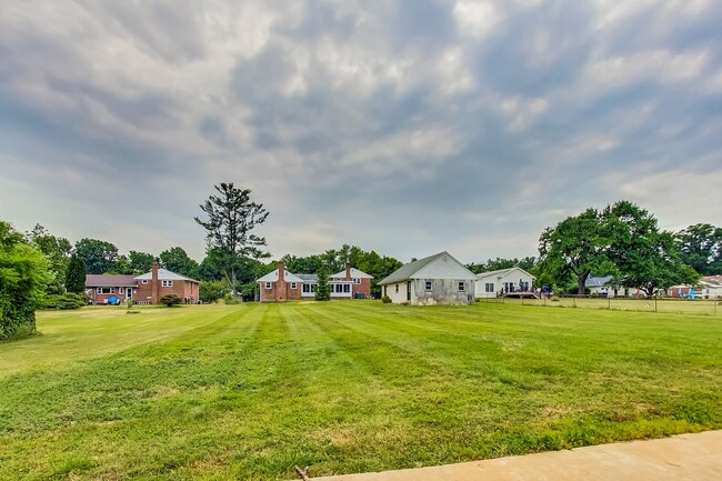 Building Photo - 5 Bed / 3 Bath / deep lot/ 2 driveways and...