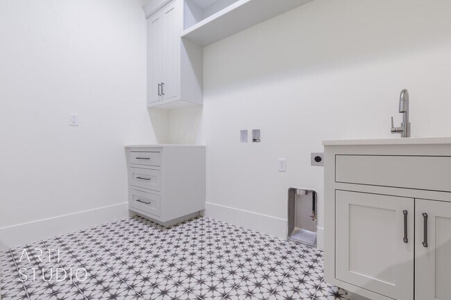 Building Photo - Beautiful Fully Furnished 3 bedroom, 2.5 B...