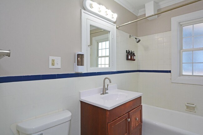 Building Photo - 814 Grand Ave