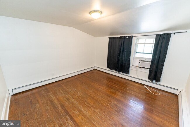 Building Photo - 733 Camden Ave