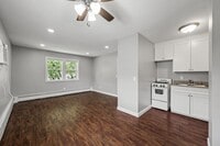 Building Photo - Spacious 1BR/1Bath apartment Available Ear...