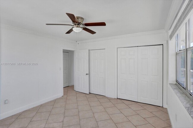 Building Photo - 713 Collins Ave