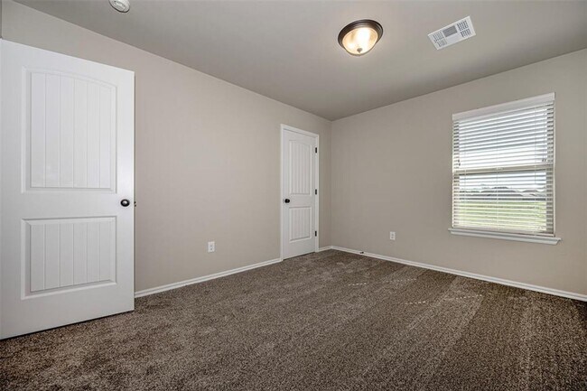 Building Photo - Beautiful 4 bedroom in Yukon