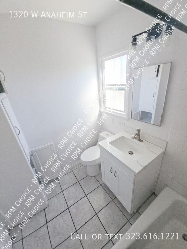 Building Photo - 1320 W Anaheim St