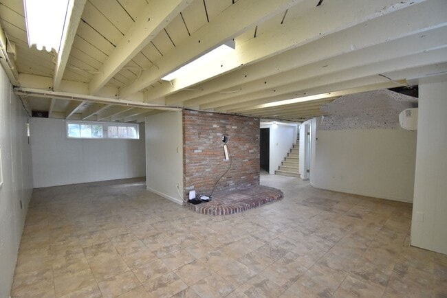 Building Photo - Beautiful Unique Home in Downtown Lebanon!