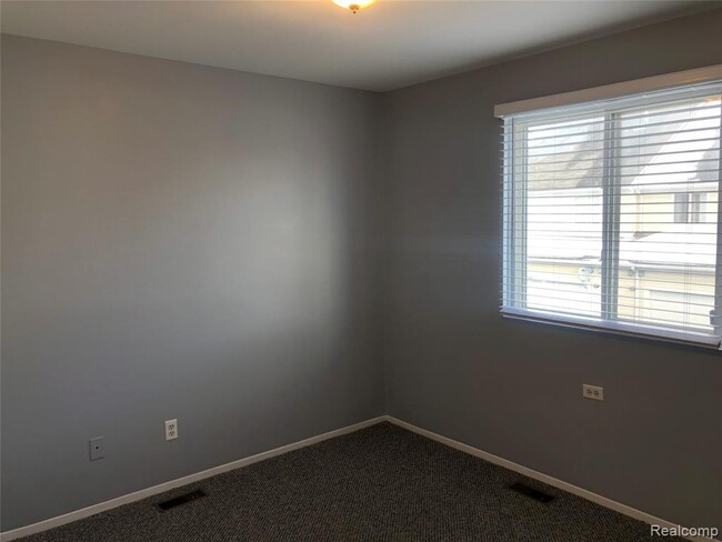 Building Photo - 234 Stonegate E