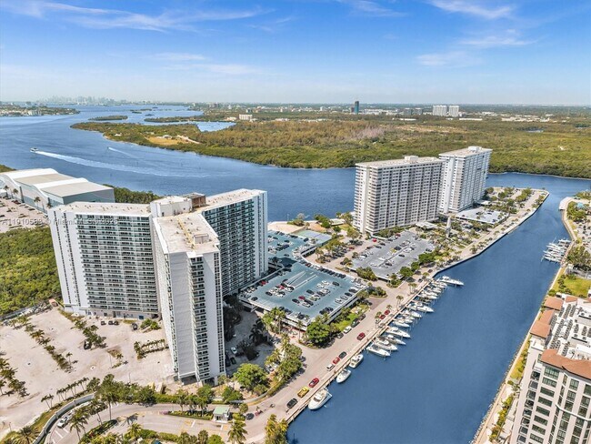 Building Photo - 300 Bayview Dr