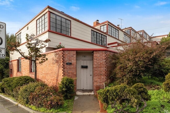 Primary Photo - 709 Napa St