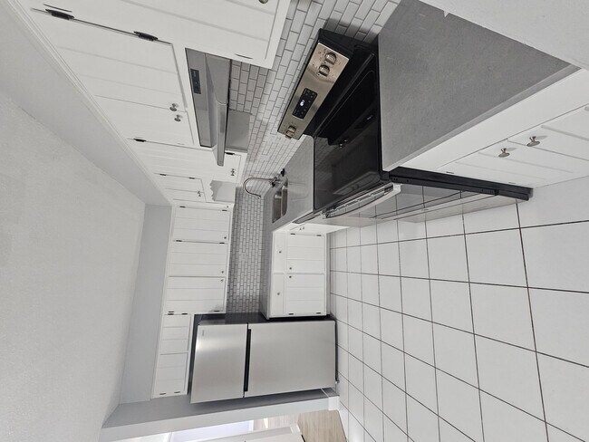 Building Photo - 212 Madison St