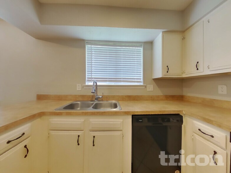 Building Photo - 4523 Mossygate Dr